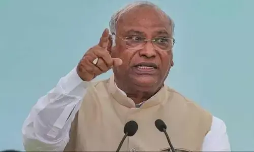 किसानों के समर्थन में उतरे कांग्रेस अध्यक्ष मल्लिकार्जुन खरगे, तानाशाह बताते हुए मोदी सरकार पर साधा निशाना किसानों के समर्थन में उतरे कांग्रेस अध्यक्ष मल्लिकार्जुन खरगे, तानाशाह बताते हुए मोदी सरकार पर साधा निशाना