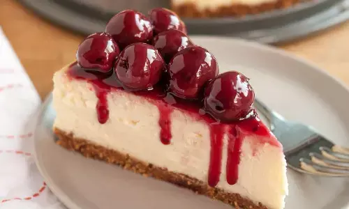 वेलेंटाइन डे पर पार्टनर को करना चाह रहे हैं खुश, तो इस रेसिपी से बनाएं चीज केक