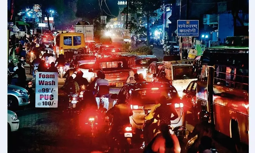 बस के टर्न होते ही लगा दो घंटे का जाम बस के टर्न होते ही लगा दो घंटे का जाम