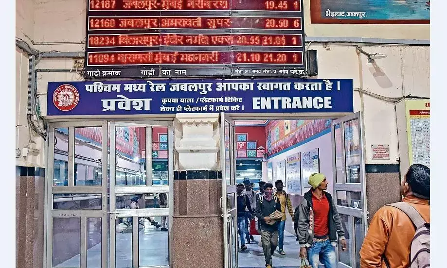 नई रेलगाड़ियाँ चलाने, ट्रेनों के फेरे बढ़ाने के साथ शुरू की जाएँ कोरोना में बंद हुईं गाड़ियाँ