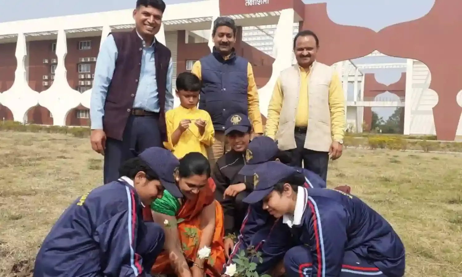 एमसीयू के कर्मभूमि पथ पर अमर शहीदों की स्मृति में लगाए गुलाब के पौधे, जनजागृति रैली और मैराथन दौड़ का भी किया आयोजन
