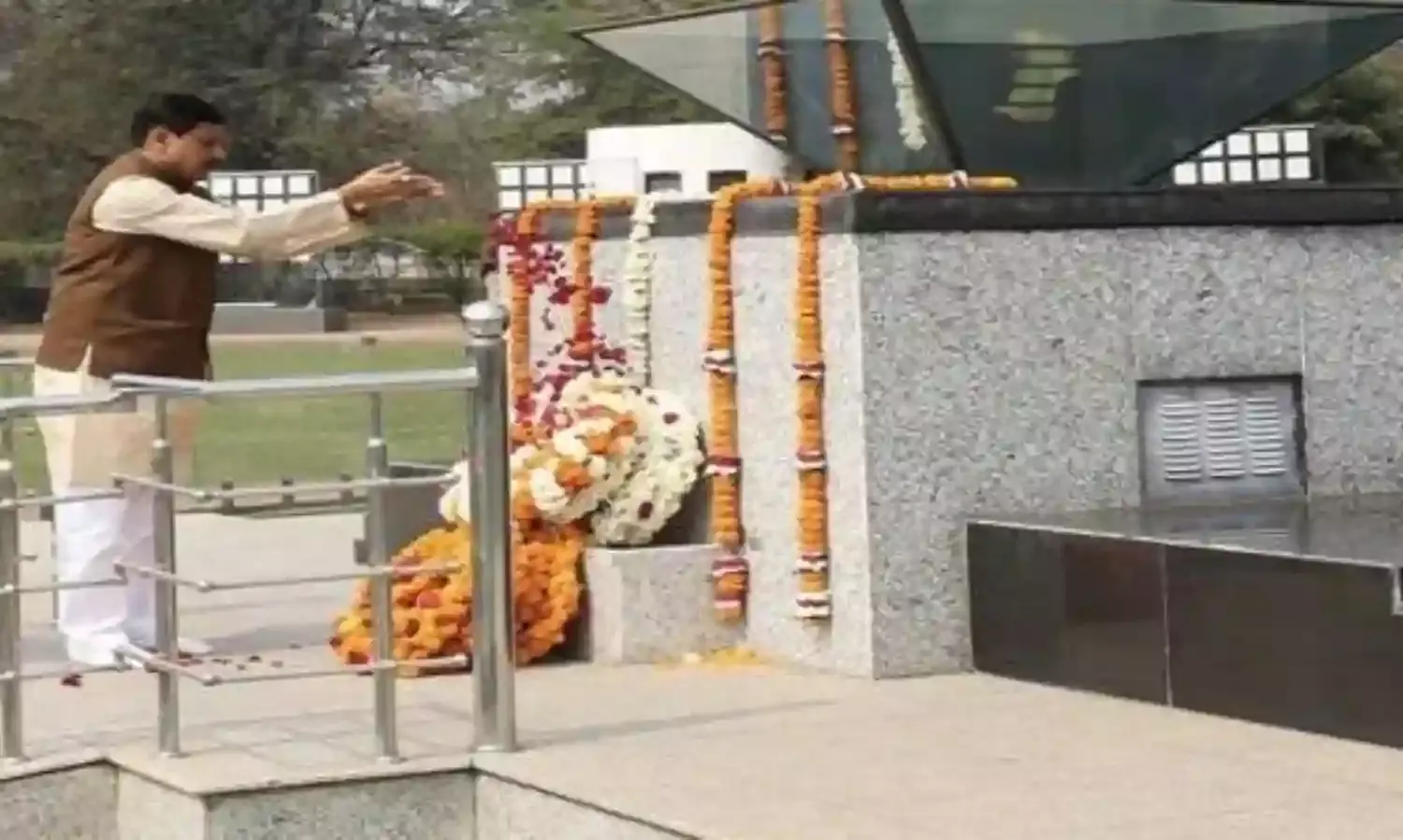 मुख्यमंत्री डॉ. यादव ने पुलवामा हमले की बरसी पर श्रद्धांजलि अर्पित की,  शौर्य स्मारक स्थित शौर्य स्तंभ पर अर्पित किया पुष्प चक्र