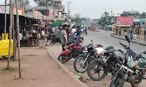 हाइवे से अतिक्रमण हटा रही एनएचएआई, ढाई सौ से ज्यादा कब्जेधारियों को थमाए नोटिस हाइवे से अतिक्रमण हटा रही एनएचएआई, ढाई सौ से ज्यादा कब्जेधारियों को थमाए नोटिस