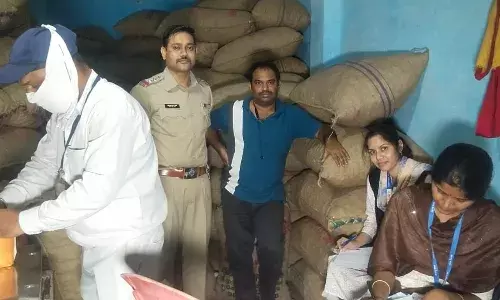 नागपुर में सुपारी के गोदाम पर पुलिस का छापा, सड़ी सुपारी भरी थी बोरियों में नागपुर में सुपारी के गोदाम पर पुलिस का छापा, सड़ी सुपारी भरी थी बोरियों में