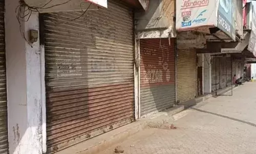 महाराष्ट्र बंद को बीड में मिला अच्छा समर्थन ,  मराठा समुदाय ने बाजार रखा बंद महाराष्ट्र बंद को बीड में मिला अच्छा समर्थन ,  मराठा समुदाय ने बाजार रखा बंद