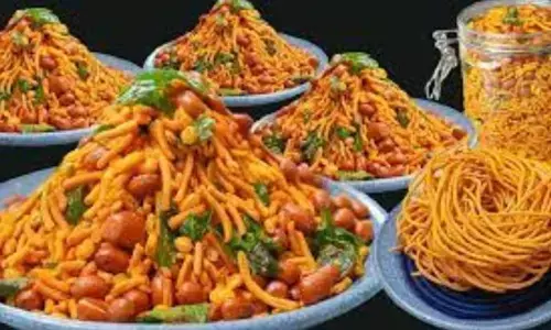 इस आसान रेसिपी से घर पर ही बनाएं बाजार जैसी बॉम्बे मिक्स सेव नमकीन