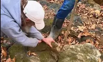 चट्टान के पास खुदाई कर रहे लोगों के हाथ लगी बेशकीमती चीज, रातों रात बदल जाएगी तकदीर