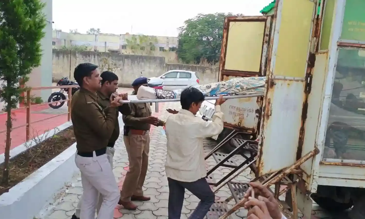 आदिवासी छात्रा ने लगाई फांसी... छात्रावास में फंदे पर लटका मिला शव