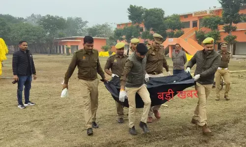 बुंदेलखंड गौरव महोत्सव में ब्लास्ट से 4 लोगों की मौत, 30 फीट उडक़र स्कूल की छत पर गिरा एक मृतक बुंदेलखंड गौरव महोत्सव में ब्लास्ट से 4 लोगों की मौत, 30 फीट उडक़र स्कूल की छत पर गिरा एक मृतक