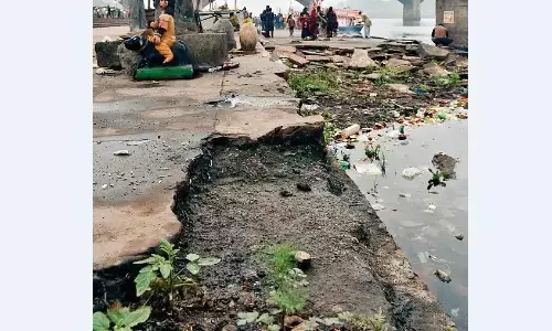 तिलवाराघाट में कुर्सियाँ व चेंजिंग रूम टूटे, घाट भी हो गए क्षतिग्रस्त