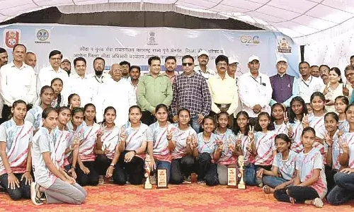 राज्यस्तरीय बैडमिंटन प्रतियोगिता में विजयी खिलाड़ियों का पुरस्कार देकर सम्मान