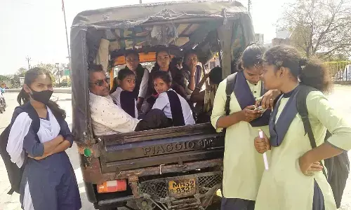 आधी दूरी ऑटो से फिर 3 किलोमीटर पैदल चलकर घर पहुंचीं छात्राएं, उपलब्ध नहीं करवाई दूसरी बस