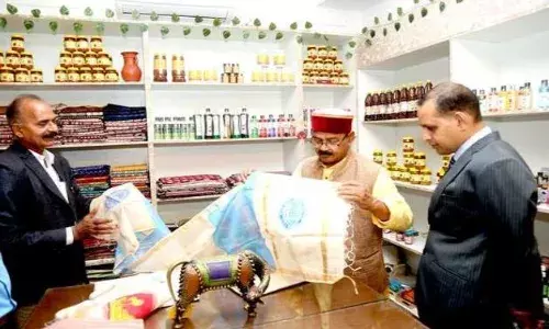 कुटीर एवं ग्रामोद्योग राज्यमंत्री जायसवाल ने किया मृगनयनी एम्पोरियम का निरीक्षण