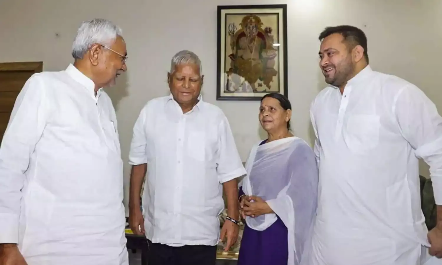 पहले तेजस्वी और अब लालू यादव नीतीश कुमार पर पड़े नरम, क्या हैं इसके सियासी मायने?