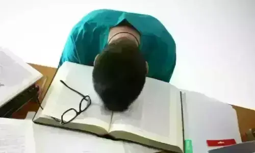 बढ़ रहा तनाव, हर दिन 2 केस, बच्चे-बड़े-बुजुर्गों- नौजवानों को घेर रही है बीमारी बढ़ रहा तनाव, हर दिन 2 केस, बच्चे-बड़े-बुजुर्गों- नौजवानों को घेर रही है बीमारी