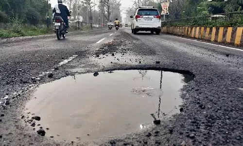 धनवंतरी नगर में बीच सड़क पर बह रहा सीवर का पानी धनवंतरी नगर में बीच सड़क पर बह रहा सीवर का पानी