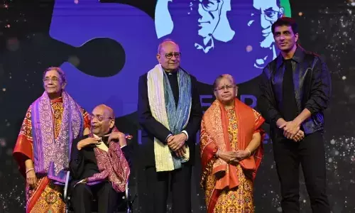 सोनू सूद, नेहा धूपिया और गांगूली ने बांटे अनुभव, मेकिंग लाइव्स हैप्पियर की थीम पर जश्न सोनू सूद, नेहा धूपिया और गांगूली ने बांटे अनुभव, मेकिंग लाइव्स हैप्पियर की थीम पर जश्न