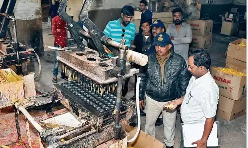 गंदे पानी से धुले बर्तनों में रख रहे थे दूध, आइसक्रीम कोन्स फैक्ट्री सील