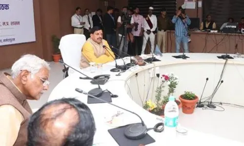 मुख्यमंत्री डॉ. यादव ने नर्मदापुरम में की विकास कार्यों की संभागीय समीक्षा, बोले - कलेक्टर्स एक सप्ताह में करें जनप्रतिनिधियों के साथ त्रैमासिक बैठक