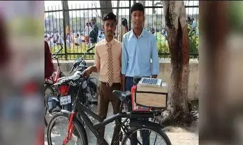 कबाड़ से जुगाड़! स्कूली बच्चों ने किया ई-साइकिल का आविष्कार, देखने वाले हुए हैरान कबाड़ से जुगाड़! स्कूली बच्चों ने किया ई-साइकिल का आविष्कार, देखने वाले हुए हैरान