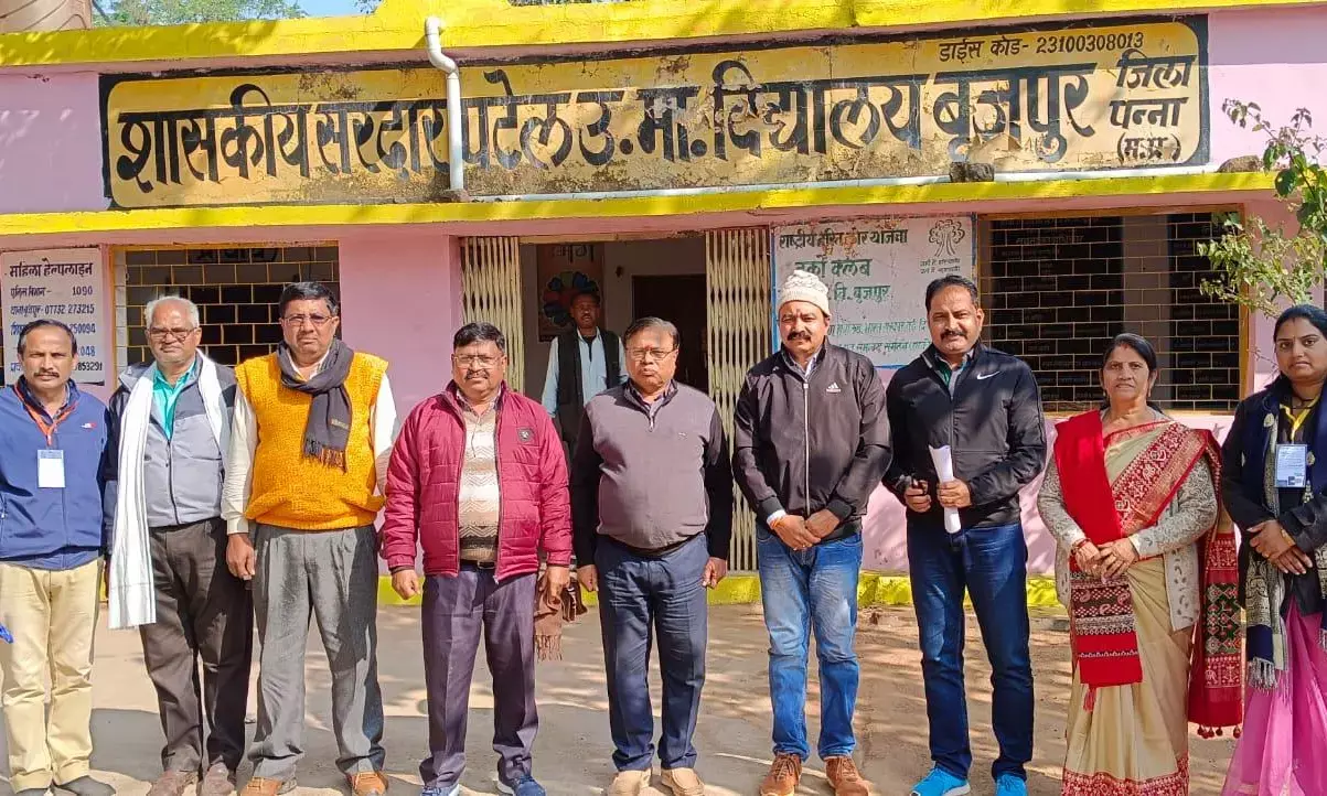 जिला शिक्षा अधिकारी ने किया विद्यालय का निरीक्षण