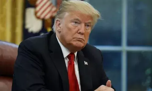 न्यूयॉर्क अदालत के आदेश से बढ़ी ट्रंप की मुश्किलें, सिविल फ्रॉड मामले में चुकाएं 29.46 अरब रुपये न्यूयॉर्क अदालत के आदेश से बढ़ी ट्रंप की मुश्किलें, सिविल फ्रॉड मामले में चुकाएं 29.46 अरब रुपये