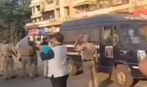 बीजेपी-शिवसेना यूबीटी कार्यकर्ताओं में झड़प, हंगामे के बीच बीजेपी विधायक नीलेश राणे के काफिले पर पथराव बीजेपी-शिवसेना यूबीटी कार्यकर्ताओं में झड़प, हंगामे के बीच बीजेपी विधायक नीलेश राणे के काफिले पर पथराव