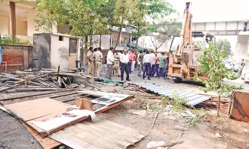 पुलिस की सुरक्षा के बीच पहुंचे नासुप्र के दल को लोगों ने रोका, फिलहाल कार्रवाई टली