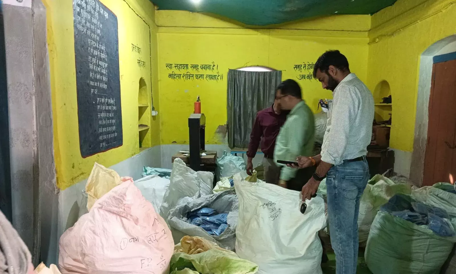 समूहों ने सिलवाने की जगह रेडीमेड बुलाई गणवेश