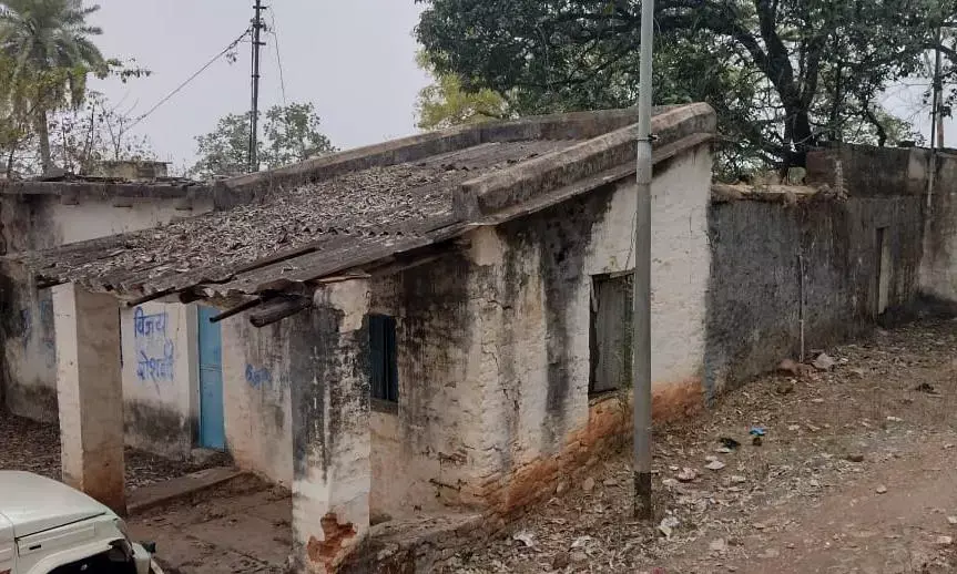 पहाडकोठी में स्थित दो शासकीय आवास हो रहे हैं खण्डहर
