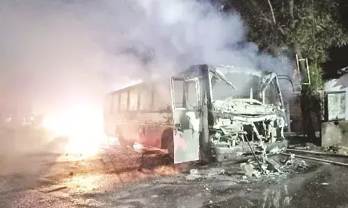 आग लगने की दो घटनाएं - मस्कासाथ में घर हुआ खाक, शार्ट सर्किट से मनपा की बस जली