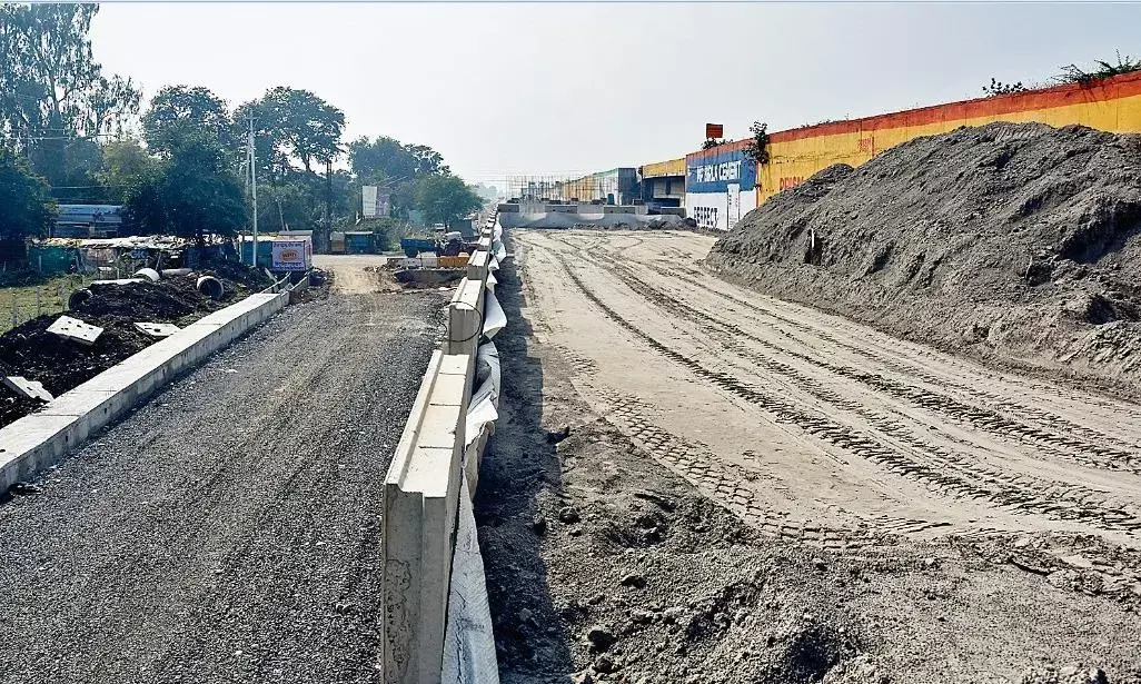 पूरे 108 किलोमीटर की रिंग रोड सीमेण्ट की बजाय डामर से बनेगी