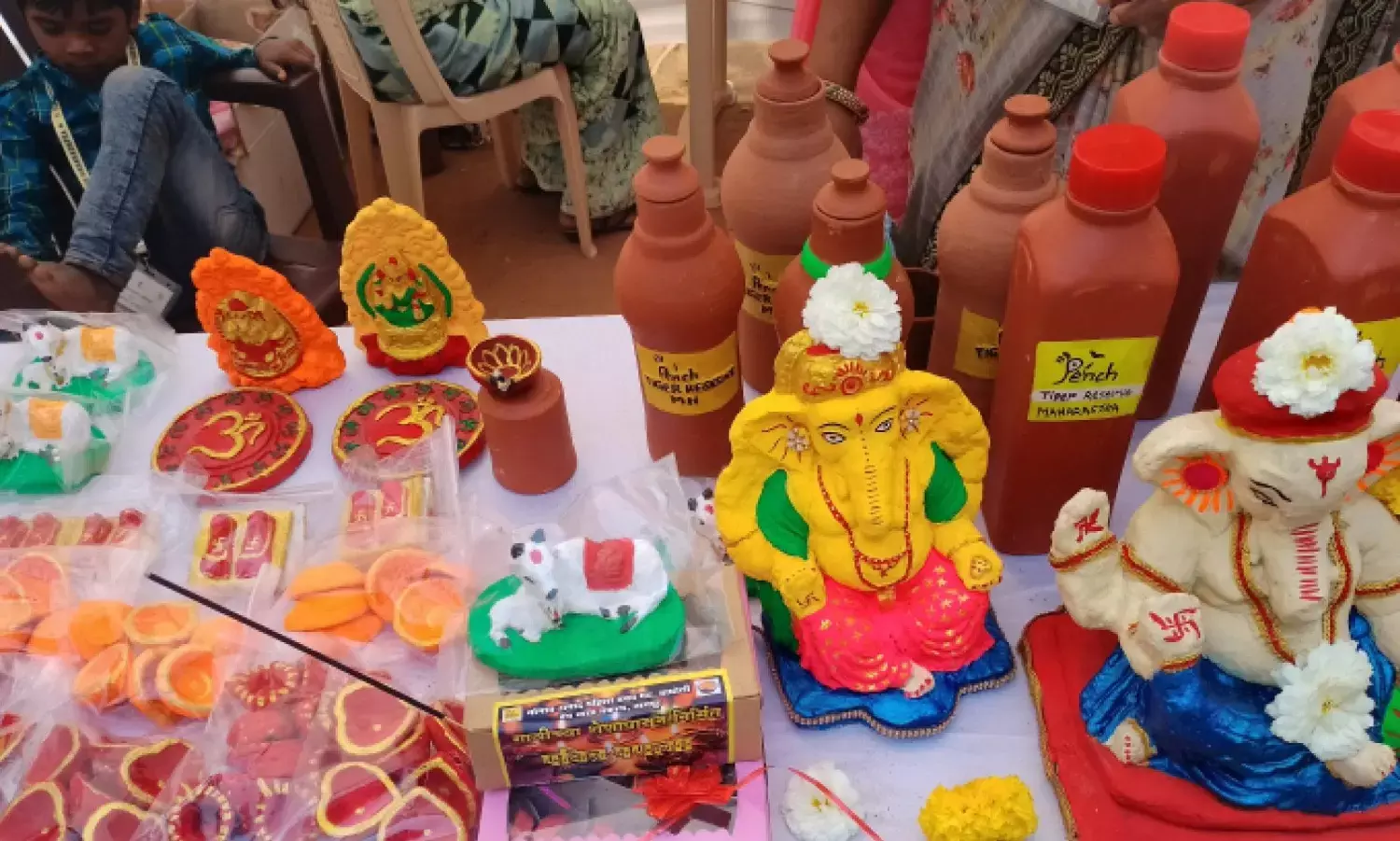 महिलाएं हुनर से बना रहीं अपनी पहचान, गोबर-मिट्टी से मूर्तियों के साथ बन रहे गहने और दीये