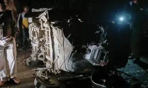 मजदूरों से भरी ऑटो को ट्रक ने मारी ठोकर, सात लोग घायल मजदूरों से भरी ऑटो को ट्रक ने मारी ठोकर, सात लोग घायल