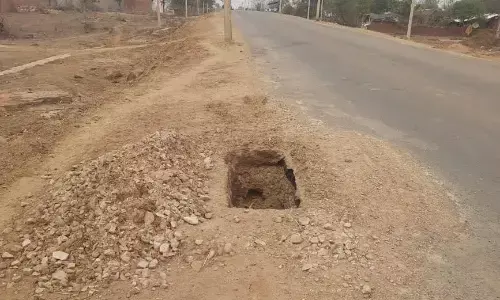 खतरे की घंटी बने मार्ग में केबिल लाईन के लिए खोदे गए गढ्ढे खतरे की घंटी बने मार्ग में केबिल लाईन के लिए खोदे गए गढ्ढे