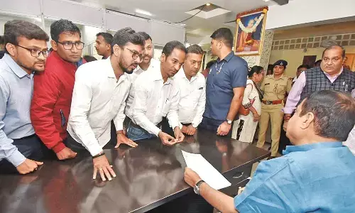 यूनिवर्सिटी में पिछले 10 साल से प्राध्यापक भर्ती नहीं, गडकरी को सौंपा ज्ञापन यूनिवर्सिटी में पिछले 10 साल से प्राध्यापक भर्ती नहीं, गडकरी को सौंपा ज्ञापन