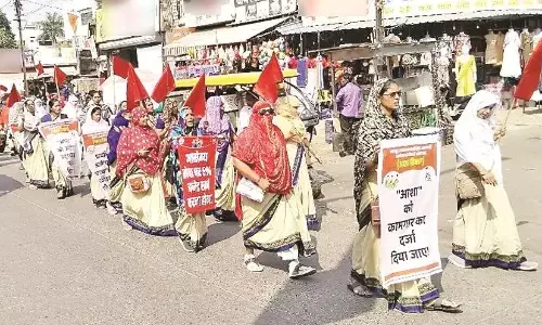 आशाकर्मियों ने निकाली पदयात्रा, अपनी मांगों के समर्थन में एकजुट होकर लगाए नारे आशाकर्मियों ने निकाली पदयात्रा, अपनी मांगों के समर्थन में एकजुट होकर लगाए नारे