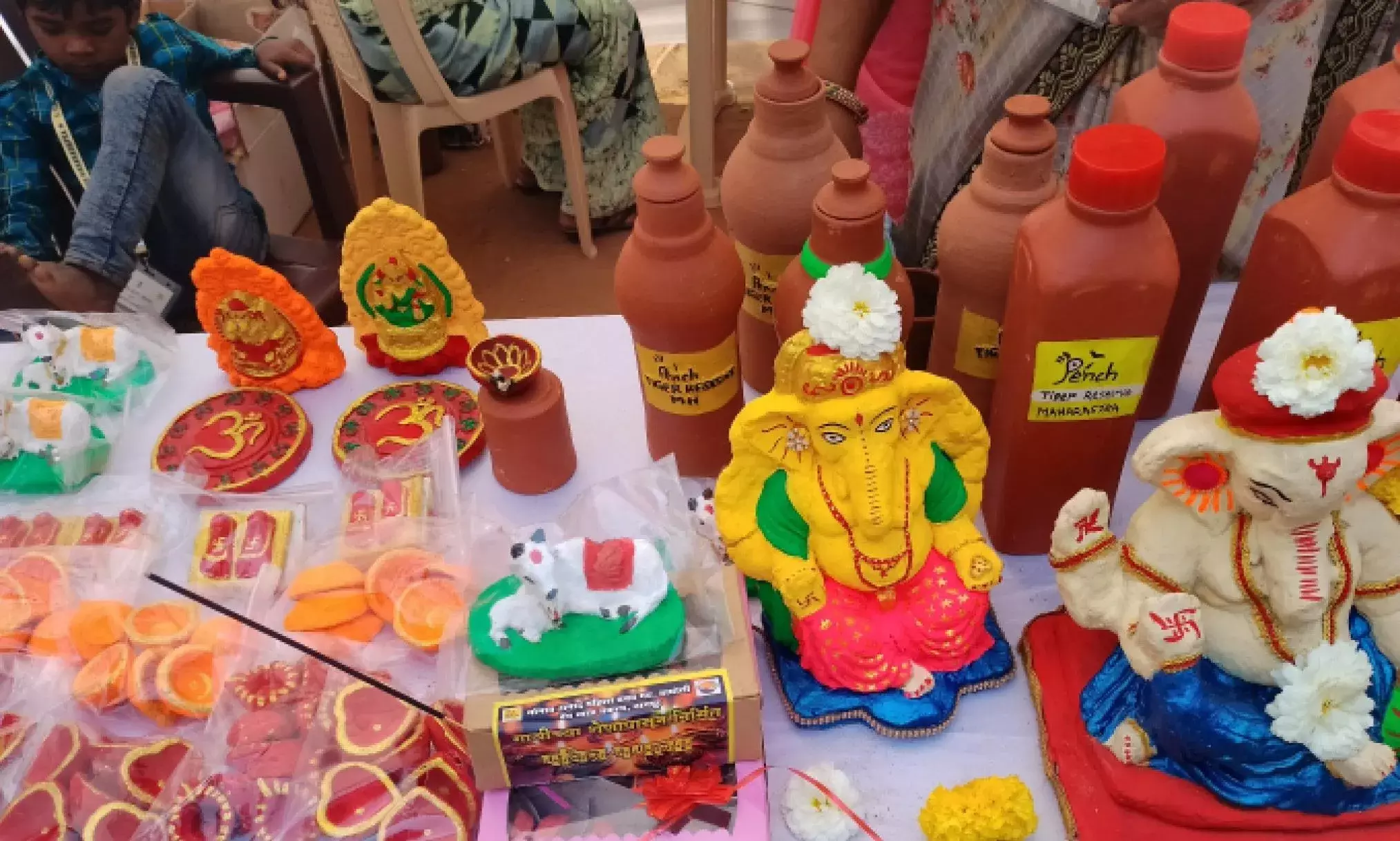 महिलाएं हुनर से बना रहीं अपनी पहचान, गोबर-मिट्टी से मूर्तियों के साथ बन रहे गहने और दीये