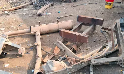 बायपास पर कबाड़ में कट रहा था 12 चका ट्रक