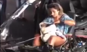 एक्सीडेंट के बाद कार में ही बैठी रह गई महिला, फिर करने लगी यह अजीबोगरीब हरकत, आसपास के लोग हुए हैरान