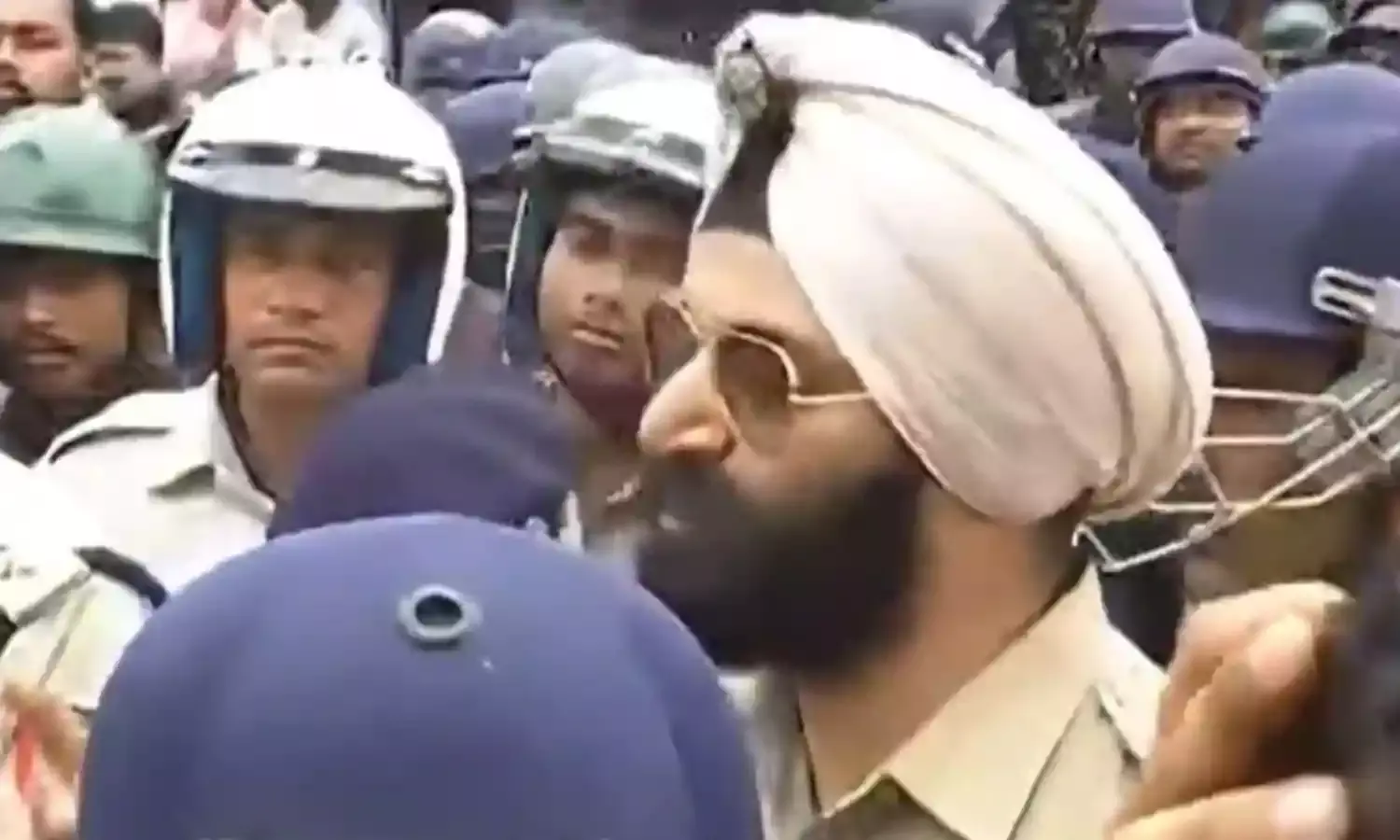 भाजपा कार्यकर्ताओं की पुलिस से हुई झड़प, खालिस्तानी बोलने पर भड़क उठे सिख अधिकारी, ममता बनर्जी ने घटना को बताया निंदनीय
