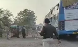 बस में अचानक लगी आग, कोई हताहत नहीं बस में अचानक लगी आग, कोई हताहत नहीं