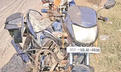 बपेरा-तुमसर मार्ग पर हादसा - महिला घायल, गड्ढे के कारण फिसल गया दोपहिया वाहन बपेरा-तुमसर मार्ग पर हादसा - महिला घायल, गड्ढे के कारण फिसल गया दोपहिया वाहन