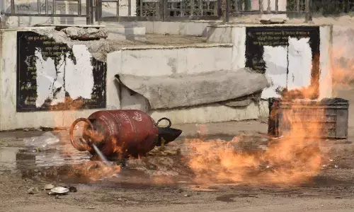 चाट-फुल्की के ठेले पर रखे सिलेंडर में लगी आग चाट-फुल्की के ठेले पर रखे सिलेंडर में लगी आग