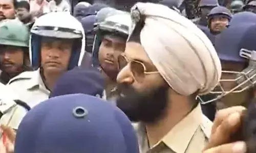 भाजपा कार्यकर्ताओं की पुलिस से हुई झड़प, खालिस्तानी बोलने पर भड़क उठे सिख अधिकारी, ममता बनर्जी ने घटना को बताया निंदनीय भाजपा कार्यकर्ताओं की पुलिस से हुई झड़प, खालिस्तानी बोलने पर भड़क उठे सिख अधिकारी, ममता बनर्जी ने घटना को बताया निंदनीय