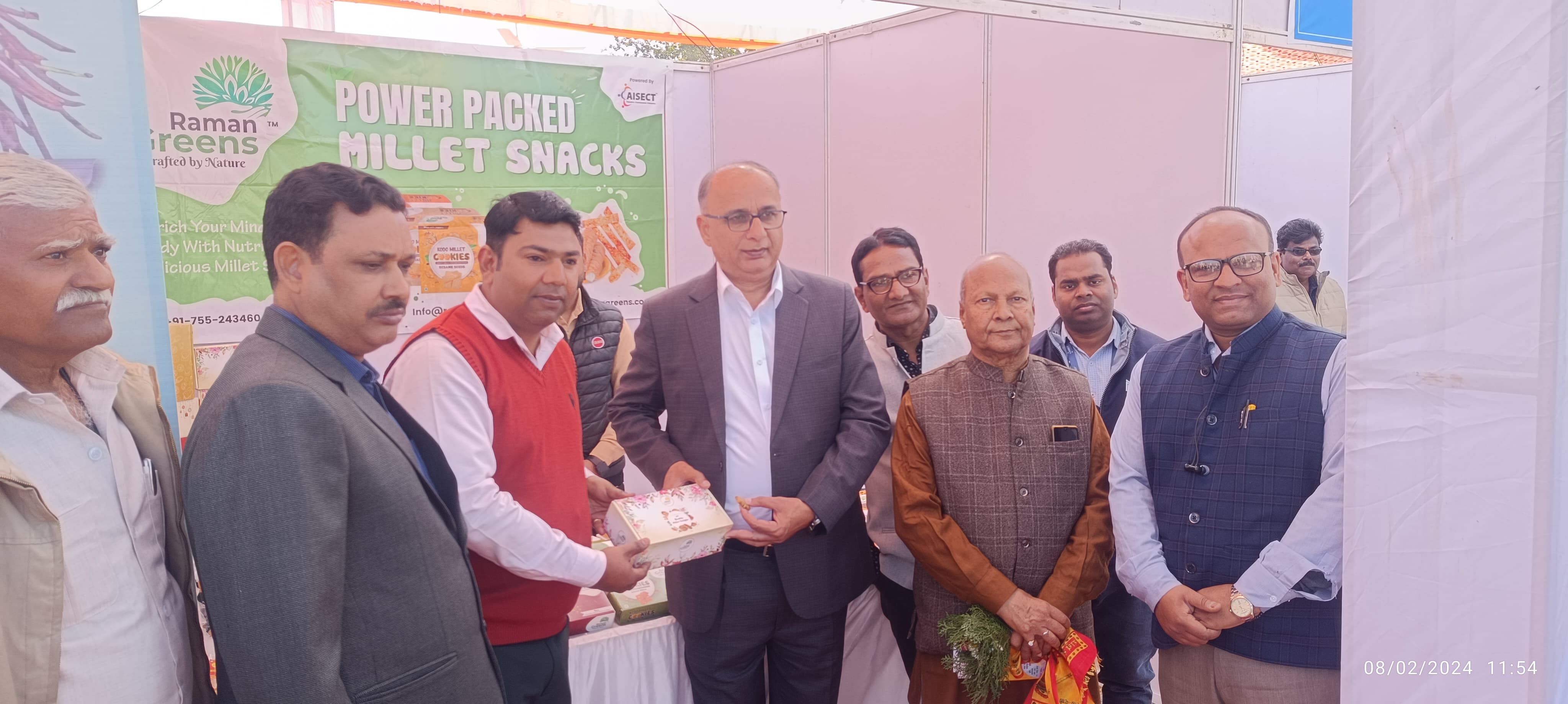 रमन ग्रीन्स द्वारा लक्ष्मीबाई कृषि विश्वविद्यालय में प्रदर्शित किए गए मिलेट्स के उत्पाद