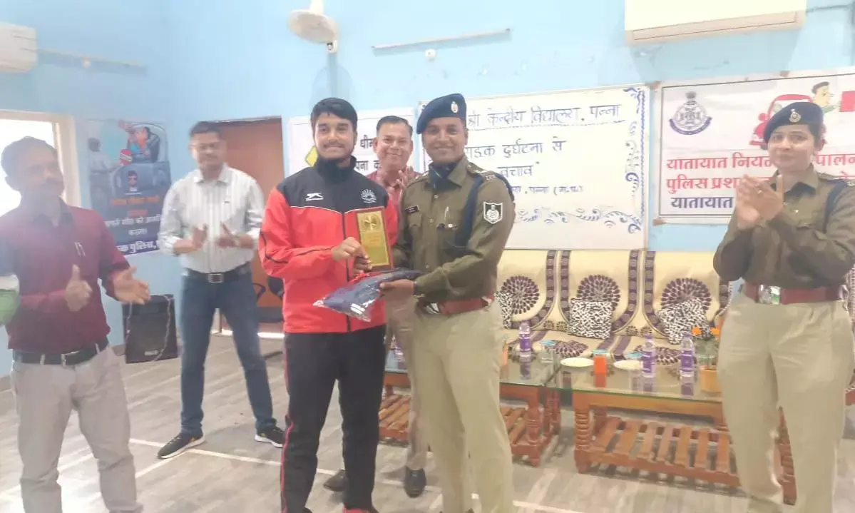 पीएम श्री केन्द्रीय विद्यालय में छात्र-छात्राओं के बीच ट्राफिक अेवयरनेस कार्यक्रम आयोजित
