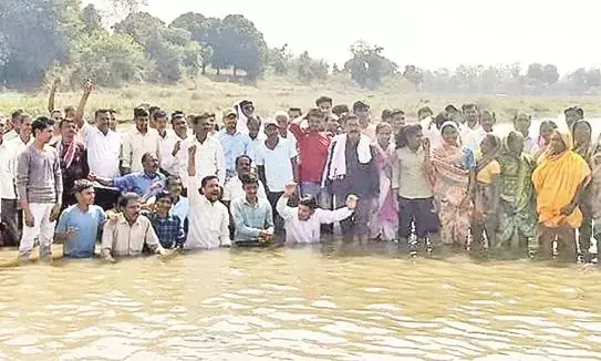 अधूरे पुल के निर्माण की मांग को लेकर ग्रामीणों ने किया अर्ध जल समाधि आंदोलन