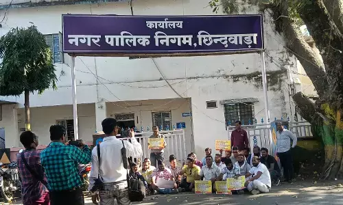 भुगतान नहीं होने से ठेकेदारों ने दिया धरना, एक दिन पहले आयुक्त से मिले थे ठेकेदार भुगतान नहीं होने से ठेकेदारों ने दिया धरना, एक दिन पहले आयुक्त से मिले थे ठेकेदार