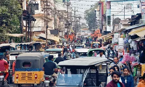 सड़क निगल रहे अनाज और सब्जी लाने वाले भारी वाहन, लोग हो रहे परेशान सड़क निगल रहे अनाज और सब्जी लाने वाले भारी वाहन, लोग हो रहे परेशान